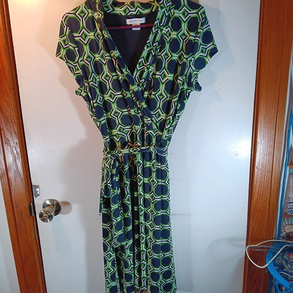 Woman's dress Liz Claiborne medium geometric design short sleeve midi